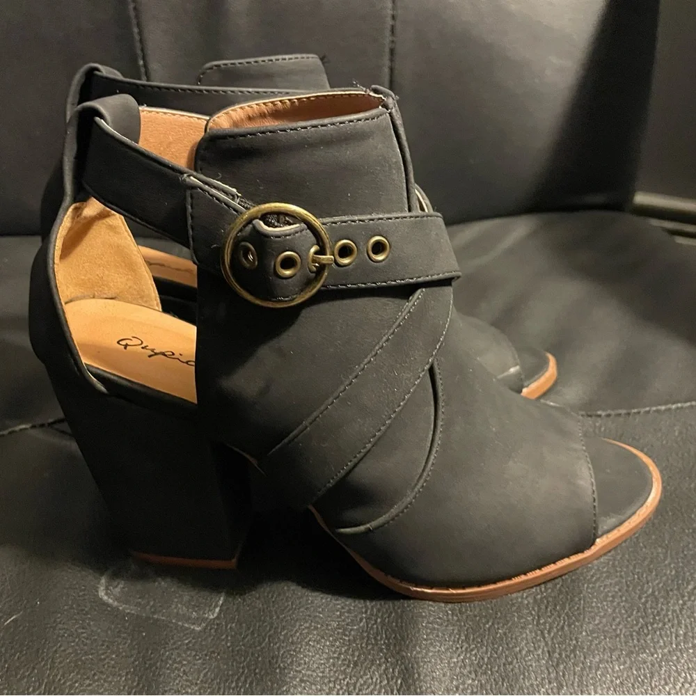 QUPID Black Strappy Sandals W 8 - Picture 6 of 10